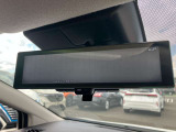 スマートルームミラー◆積載物などで、さえぎられがちなルームミラーの後方視界。車内状況に関わらず車両後方にあるカメラの映像をルームミラーに映し出します!もちろん夜や悪天降雨でもクリアな後方視界を確保!