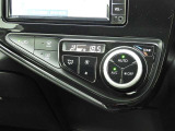 オートエアコンを装備しておりますので、四季を通じて車内を快適な温度に保つことが出来ます!高級感が有りますね!