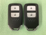 スマートキーを装備しています。鍵を差し込むことなくドアロックの開け閉めと、スタートボタン操作でのエンジンスタートができます。スペアキーも同じものを用意しております。
