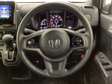 ハンドルにHondaセンシング系のクルーズコントロールやレーンキープアシストなどのスイッチと、オーディオの操作スイッチが装備されています。ハンドルから手を離さず安全に操作できます。