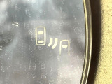 【ブラインドスポットモニター】走行中、ドアミラーの死角になりやすい箇所に後続車が接近するとサイドミラーのレンズに警告を表示!ドライバーに注意喚起をしてくれます。