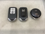 スマートキー付きですからドアロックの開閉およびエンジンスタートが楽々です。電動スライドドアの開け閉めもボタンで操作できます。加えて、純正リモコンエンジンスターター用の操作キーもついています。