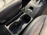 使い勝手の良い位置にドリンクホルダーを配置。長時間の運転でも快適にお過ごしいただけます。