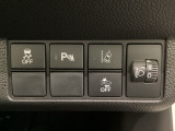 ハンドルの右側にはヘットライトリベライザーとHondaセンシング用のメインスイッチがついています。ヘッドライトリベライザーは道路状況や積荷の加重に応じてライトの高さを調節できます。