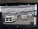 日差しの強い時には、プライバシーガラスに加え、ロールサンシェイドが、あなたを守ります。