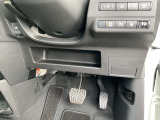 駐車ブレーキは指で操作する電動式です