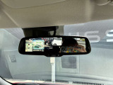 ルームミラーには、上から丸見えアラウンドビューモニターが写るので駐車が苦手な方には便利な装備になりますね♪