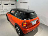 MINIを熟知したメカニックによる100項目の点検・整備を行います。不具合箇所、交換時期に達している部品に関しましては、全て弊社負担で交換してからのご納車となります。