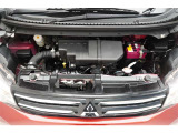 エンジンルームの樹脂部分は丁寧に磨いてツヤをだしています。当社の中古車のエンジンルームクリーニングはとても自信があります★