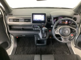 【前方視界】開放的な前方視界!運転がしやすく疲れにくいです♪窓が大きく、見通しがとっても良いおクルマですよ♪
