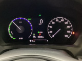ハイブリット車専用のメーターです。右側の大型スピードメーターに加え、ステアリングスイッチを使って左のマルチインフォメーション・ディスプレイで燃費や動力伝達などの情報が見れるようになっています。