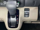 CVT車のセレクトレバーです。低速から高速まで、変速ショックのないスムーズな走りと、エンジン効率のよい領域を維持して燃費にも貢献します。サイドブレーキはスイッチ操作の電子制御パーキングブレーキです。