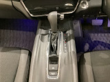 CVT車のセレクトレバーです。低速から高速まで、変速ショックのないスムーズな走りと、エンジン効率のよい領域を維持して燃費にも貢献します。サイドブレーキはスイッチ操作の電子制御パーキングブレーキです。