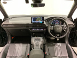 車内は光触媒抗菌消臭施工済です。スタイリッシュなデザインでスポーティなインパネ周りを演出します。グローブボックスやカップホルダーのほかにトレーなどたくさんの収納スペースが付いています。