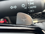 運転席の手元でシフトアップシフトダウンの操作が可能なパドルシフトを装備しています♪