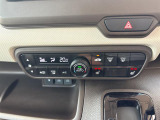 【オートエアコン】車内温度を感知して自動で温度調整をしてくれるのでいつでも快適な車内空間を創り上げます。