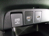 12V電源ソケット、便利な充電用USBジャックも付いています。