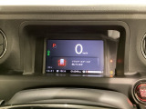 デジタル表示のスピードメーターとタコメーター、燃費やオドメーターなどの表示の他に、ホンダセンシング機能などの表示もできる多機能なマルチインフォメーション・ディスプレイです。