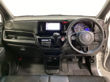 車内は光触媒抗菌消臭施工済です。インパネ周りはスタイリッシュなデザインです。グローブボックスやカップホルダーのほかにトレーなどたくさんの収納スペースが付いています。