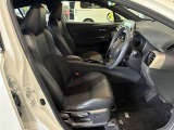 運転席の画像です。足元やシートまわりに余裕があり、リラックスした姿勢で運転が可能です。視界も良好で操作系へのアクセスもしやすく、快適で安心感のあるドライブをサポートします。