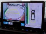 【パノラミックビューモニター】クルマを真上から見ているような映像を表示。 運転席から確認しにくい車両周囲の状況を把握できます。