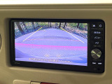 【バックカメラ】駐車時に後方がリアルタイム映像で確認できます。大型商業施設や立体駐車場での駐車時や、夜間のバック時に大活躍!運転スキルに関わらず、今や必須となった装備のひとつです!