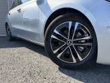 メルセデス・ベンツの定める厳しい基準をクリアしたお車のみをご案内させて頂きます。納車前整備はメーカー規定に基づき最大100項目にも及ぶ点検を熟練のメカニックによって行いご納車させて頂きます。