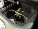 【ワイヤレス充電器】対応のスマートフォンをトレイに置くだけで、面倒なケーブル接続なしで充電スタート!ドライブ中の「充電忘れ」も防げる便利な先進装備です。