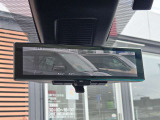 後方をカメラで映しだす機能が付いたスマートルームミラー!ルームミラーの下のレバーを変えるだけで、後席に大きな荷物が乗っていても、後方をカメラを確認できる便利機能!。