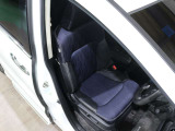 程よい硬さとホールド性が高いシートで長時間運転も快適です。