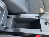 運転席と助手席の間にリッド付きの小物入れが装備されています。