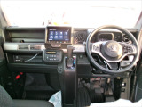 運転席は広く明るくとても運転がしやすい車です。またピラーも細く右左折時の歩行者等の確認もしやすいので安全運転にも役立ちます。