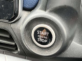 キーを取り出さなくてもエンジン始動ができるプッシュエンジンスターター。車内にキーがあればボタンを押すだけでエンジン始動できます。