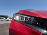 LEDヘッドランプ:ハロゲンランプの約2倍の光量でより明るく遠くを照らし、夜間走行時の視認性を高めます。