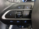 ステアリングには運転中でも簡単に操作できる各種スイッチついてます