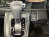 CVT車のセレクトレバーです。低速から高速まで、変速ショックのないスムーズな走りと、エンジン効率のよい領域を維持して燃費にも貢献します。サイドブレーキはスイッチ操作の電子制御パーキングブレーキです。