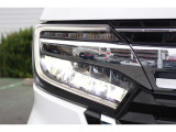 フルLEDヘッドライトで夜間走行の視認性も高く、先行車や対向車を検知し、オートライトは基より、ハイ/ロービームを自動で切り替える『オートハイビーム』も装備しています。
