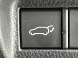 【パワーバックドア】スマートキーや運転席のボタンを押すだけでリアゲートが自動で開閉します!荷物を持っている時や、高い位置にあるバックドアを閉める際に便利な機能です♪