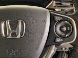 ハンドルにHondaセンシング系のクルーズコントロールやレーンキープアシストなどの操作スイッチが装備されています。ハンドルから手を離さず安全に操作できます。