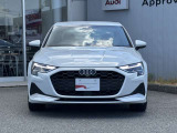 シングルフレームグリルはAudiの象徴的なデザイン要素であり、一目でAudiとわかるスタイル、大きくて迫力のある形状が車のスポーティな印象を強調しており、魅力的なデザインとなっています。