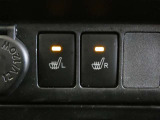 運転席と助手席には寒い時にうれしいシートヒーターが装備されてます。
