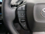 ステアリングには運転中でも簡単に操作できる各種スイッチついてます