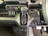 足元スッキリ、インパネシフトです。パーキングブレーキは電子制御パーキングブレーキタイプなので、運転席と助手席の間がスッキリしています。