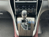 車内で快適にお過ごしいただけるオートエアコンを装備。