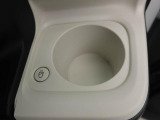 ホットドリンクをちょうどいい温度でキープしてくれる保温機能付きのホッとカップホルダー(前席)。ほっこり快適にドライブをサポート。