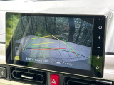 【バックカメラ】駐車時に後方がリアルタイム映像で確認できます。大型商業施設や立体駐車場での駐車時や、夜間のバック時に大活躍!運転スキルに関わらず、今や必須となった装備のひとつです!