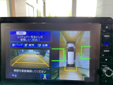 【マルチビューカメラ】複数のカメラ映像で車両周囲を確認可能。上方からの視点で死角を減らし、縦列駐車や狭い場所での運転も安心です。