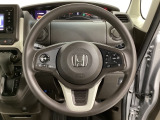 ハンドルにHondaセンシング系のクルーズコントロールやレーンキープアシストなどのスイッチと、オーディオの操作スイッチが装備されています。ハンドルから手を離さず安全に操作できます。