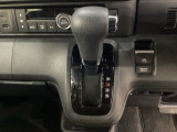 CVT車のセレクトレバーです。低速から高速まで、変速ショックのないスムーズな走りと、エンジン効率のよい領域を維持して燃費にも貢献します。サイドブレーキはスイッチ操作の電子制御パーキングブレーキです。