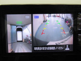 アラウンドビューモニターは4方のカメラで真上から車を見たようにモニターで確認ができます。周辺の安全確認、小さなお子様や障害物も目視で確認できるので駐車のしやすさだけでなく、事故防止にも役立ちます。